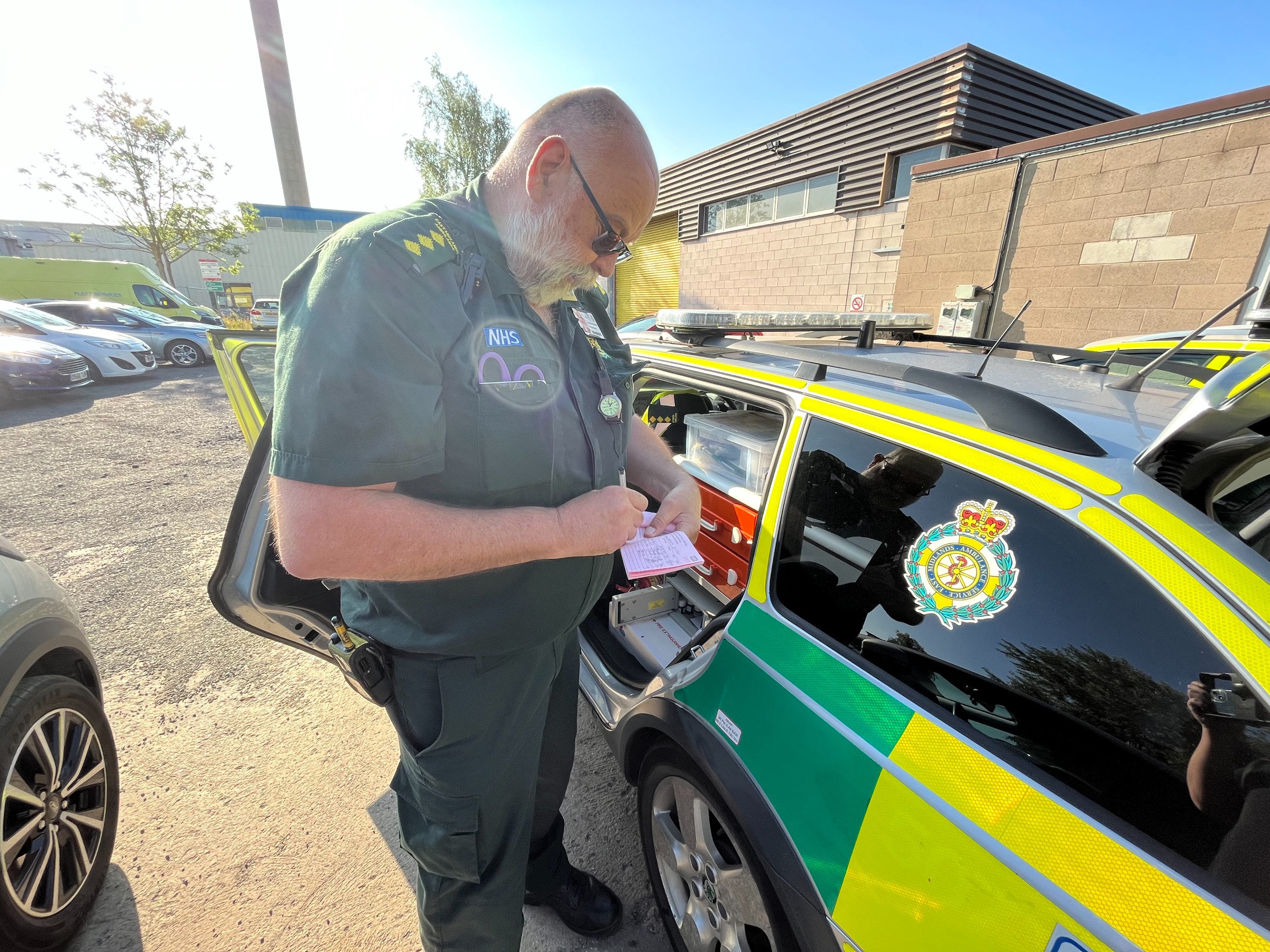Paf documents the equipment he has in his solo response car, by noting it down in his log sheet.